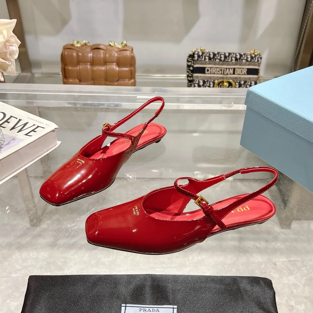 👟👟Ex-factory price 500👟👟 25-year new model launched on the catwalk star's new fashion trend [PRADA] square toe high heel square heel thick heel sandal back empty single shoe. ✨✨The upper is made of imported cow patent leather, the open edge beads and the inner pads are made of imported sheepskin, and the Italian injection molded leather outsole. ⚠️3 heel heights: flat, 5.5cm, 8.3cm. 🐎size: 35-40 (41 can be customized, non-refundable)